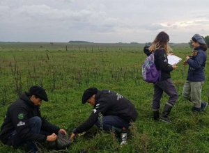 Alumnos de Escuela Agraria de Sarand&iacute; Grande miden calidad del pasto a productores tamberos