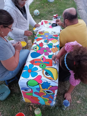 Vecinos embellecen con color y arte nuevos bancos de Bulevar Pasteur de Sarand&iacute; Grande