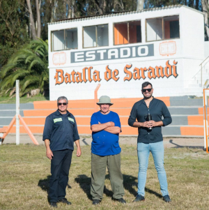 Pintor de 78 a&ntilde;os cre&oacute; un mural en estadio de Sarand&iacute; Grande