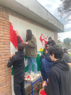 Avanza creaci&oacute;n de un mural con tapitas de colores para promover la empat&iacute;a en Liceo de Sarand&iacute; Grande