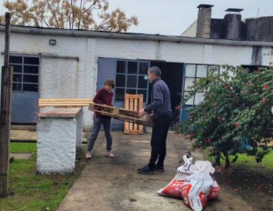 Construyen juego y bancos para patio de Club de Ni&ntilde;os de Inau en Sarand&iacute; Grande