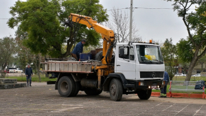 Comenzaron tareas para instalar nuevos focos en Plaza Gallinal de Sarand&iacute; Grande