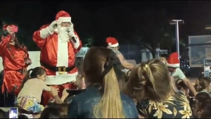 Sarand&iacute; Grande comenz&oacute; a celebrar la Navidad con la visita de Pap&aacute; Noel y cientos de regalos