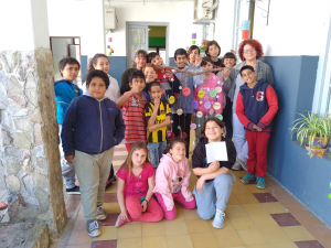 Ni&ntilde;os del Club "Nuestras Estrellitas" de Sarand&iacute; Grande elaboraron colgantes artesanales alusivos a sus derechos