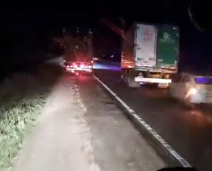 Cami&oacute;n embisti&oacute; a otro desde atr&aacute;s en km 145,500 de Ruta 5