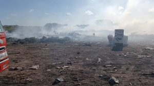 Bomberos aisl&oacute; &aacute;rea afectada por incendio en vertedero de Sarand&iacute; Grande para controlar el fuego e impedir propagaci&oacute;n