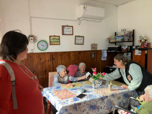 Damas Leonas de Sarand&iacute; Grande entregaron prendas de abrigo a los hogares de ancianos por el D&iacute;a del Abuelo