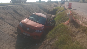 Conductor ileso tras caer su auto en zanja de obra vial en Ruta 5
