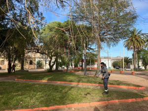Trabajos de mantenimiento en plazas Gallinal y Barrera llev&oacute; a cabo hoy Municipio de Sarand&iacute; Grande