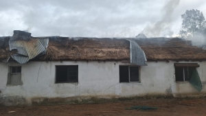 Incendio en vivienda con techo de paja en Polanco del Y&iacute; combati&oacute; hoy Bomberos de Sarand&iacute; Grande