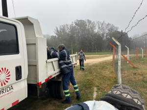 Limpieza en estadio y mantenimiento de c&eacute;sped del parque cumpli&oacute; personal del Municipio de Sarand&iacute; Grande