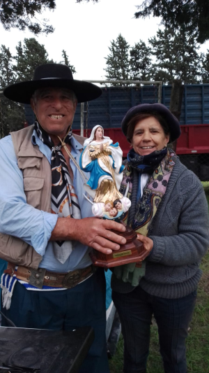 Jinetes de Sarand&iacute; Grande de la "Marcha de la Virgen Abrecaminos" van junto a Los Patricios del 25 rumbo a Meseta de Artigas