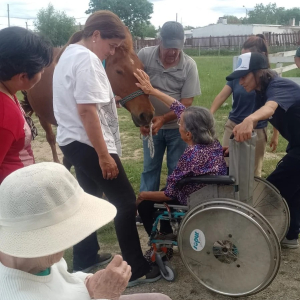 Residentes de Hogar de Ancianos visitaron Centro de Equinoterapia de Sarand&iacute; Grande