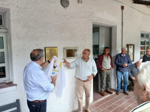 Escuela Agraria de Sarand&iacute; Grande fue nombrada Ing. Agr. Benigno Ernesto P&eacute;rez Bar&oacute;n y hoy sus ex alumnos colocaron una placa en su honor