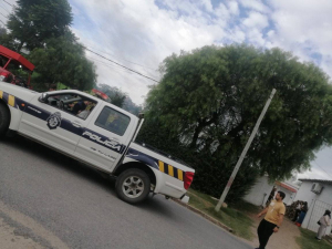 Bomberos combate incendio en galp&oacute;n de una casa en Sarand&iacute;